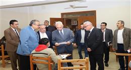 رئيس جامعة المنيا يتفقد لجان الامتحانات في ثلاث كليات