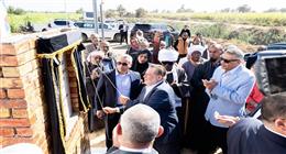 محافظ البنك المركزي يتفقد مشروع دعم صغار المزارعين في قرى أسوان