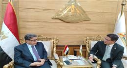 رئيس جامعة بنها يستقبل النقيب العام للأطباء البيطريين لبحث التعاون الثنائي 