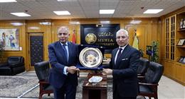 محافظ المنيا يتسلم درع جامعة المنيا تقديرا لدعمه مشروع الريادة الخضراء