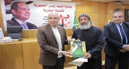 محافظ المنيا يسلم 200 عقد جديد لتقنين أراضي أملاك الدولة