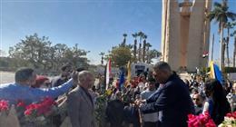 محافظ أسوان يوقد الشعلة أمام رمز الصداقة احتفالا بالعيد القومي وبناء السد العالي