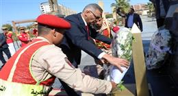 محافظ أسوان يضع إكليل الزهور على النصب التذكاري للشهداء احتفالا بالعيد القومي