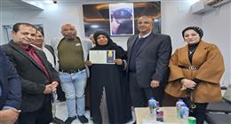 لفتة إنسانية.. محافظ الأقصر يفي بوعده ويهدي سيدة رحلة عمرة مجانية