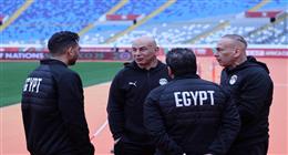 حسام حسن يتفقد ملعب محمد الخامس قبل مباراة مصر ونيجيريا بأمم إفريقيا