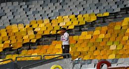تحرك من الزمالك لتكريم مشجعه الوحيد في مدرجات برج العرب أمام المصري