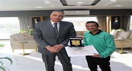 محافظ أسوان يكرم الفنان أحمد إسماعيل لمشاركته المشرفة في حفل المتحف المصري الكبير