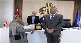 محافظ أسوان يكرّم مدير إدارة التعليم الفني بإدفو لتميزها على مستوى الجمهورية