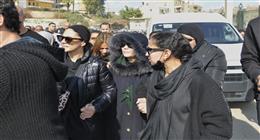 انهيار الفنانة شيرين خلال تشييع جثمان شقيقها من السيدة نفسية (صور)