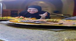 احترفت تقطيع اللحوم.. «رحمة» أول شيف جزار تنافس الرجال في فنادق الغردقة
