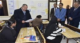 محافظ بورسعيد يتفقد سير امتحانات الشهادة الإعدادية بعدد من اللجان  