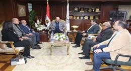 محافظ بني سويف يبحث مع نقيب المهندسين تعزيز التعاون ودعم المشروعات التنموية