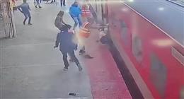 يحتضن طفله.. نجاة أب وابنه بأعجوبة من الموت تحت عجلات قطار في الهند (فيديو)