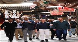محافظ أسوان يقود حملة مفاجئة لإعادة الانضباط ورفع الإشغالات في الأسواق