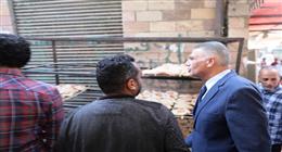 محافظ أسوان يقود حملات مفاجئة على المخابز والمحلات للتأكد من جودة السلع الغذائية