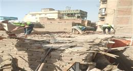 حي السيدة زينب يبدأ إزالة عقار حفاظا على أرواح المواطنين 
