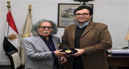 وزير الثقافة يلتقي التشكيلي العراقي رضا العزاوي ويدعوه لإقامة معرض «استعادي»