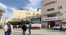 وصول 7 أسرى إلى مستشفى شهداء الأقصى في غزة بعد الإفراج عنهم من سجون الاحتلال