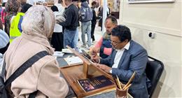 إقبال كبير من جمهور معرض الكتاب على ركن الخط العربي في جناح الأزهر