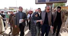محافظ المنيا يرافق «الحاجة هناء» لمعاينة منزلها المتهالك ويكلف بصيانته فورا