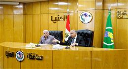 محافظ المنيا يبحث خطة دعم الاستثمار وتذليل العقبات أمام المستثمرين