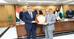 بعد بلوغه السن القانونية.. محافظ الجيزة يُكرّم رئيس جهاز التفتيش تقديرًا لالتزامه الوظيفي