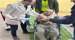 مستشار يساند مسنا للإداء بصوته في انتخابات النواب بالبحيرة 