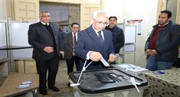 رئيس جامعة المنيا يدلي بصوته في جولة الإعادة بانتخابات النواب