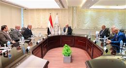 وزير التعليم يناقش تطوير المناهج وتوفير فرص تدريب للطلاب داخل المصانع