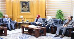رئيس جامعة المنيا يستقبل رئيس جامعة إيست لندن فرع القاهرة لتعزيز التعاون الأكاديمي