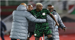 «المصائب لا تأتى فُرادى».. نجم منتخب نيجيريا يهدد بمغادرة معسكر كأس أمم أفريقيا