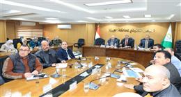 محافظ الجيزة يناقش آليات تنفيذ المرحلة الأولى من تطوير طريق المنيب/ العياط 
