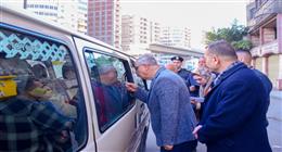 في أول أيام إيقاف ترام الرمل.. محافظ الإسكندرية ونائب وزير النقل يتفقدان حركة المواصلات