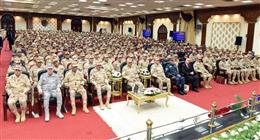 وزير الدفاع يلتقي بعدد من قادة وضباط القوات المسلحة