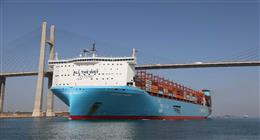 قناة السويس تعلن عبور أكبر سفينة حاويات للخط الملاحي MAERSK منذ عامين