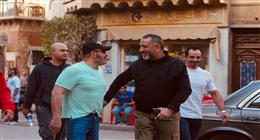 أحمد السقا يزور كواليس مسلسل منّاعة لدعم هند صبري