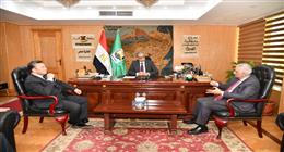محافظ الفيوم ونائب مساعد وزير الخارجية يبحثان آليات افتتاح مكتب للتصديقات والخدمات القنصلية  
