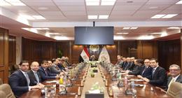 وزير العدل يصل إلى مقر الوزارة ويباشر مهام عمله بالاجتماع مع مساعديه