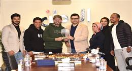 الكاتب الصحفي مصطفى عمار يكرم الفنان أحمد زاهر في ندوة «الوطن» بعد نجاح مسلسل «لعبة وقلبت بجد»