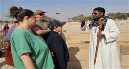 بـ«اللغة الفرنسية».. سياح معبد الكرنك يهنئون المصريين بـ رمضان: فرحتكم تصل للعالم