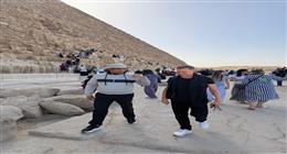 «السياحة»: الفنان العالمي براين آدمز وأسرته في زيارة إلى منطقة الأهرامات