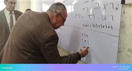 مدير «تعليم القليوبية» يشرح عملية حسابية لتلاميذ مدرسة ابتدائية بطوخ