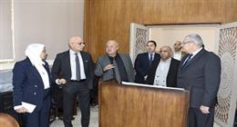 رئيس جامعة عين شمس يتفقد معمل القياس والتقويم والصوب بكلية الزراعة