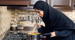 حكم ذوق الطعام باللسان في نهار رمضان.. دار الإفتاء توضح الضوابط الشرعية