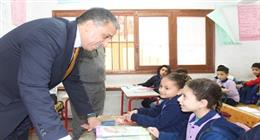 جولة مفاجئة لمدير «تعليم الجيزة» في مدارس الوراق.. ويجري حوارا أبويا مع الطلاب