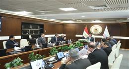 رئيس جامعة المنيا يبحث إمكانية انضمام المستشفيات الجامعية لمنظومة التأمين الشامل