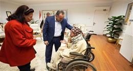 محافظ أسيوط يمنح مسنا كرسيا متحركا كهربائيا دعما لحالته الصحية