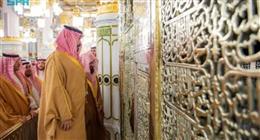 الآلاف يتحشدون في المسجد النبوي لأداء صلاة التروايح.. وولي العهد يحضر