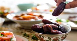 دعاء قبل الإفطار في رمضان.. «اللهمّ أعوذُ برضاك من سخطِك»