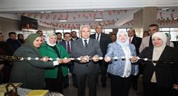 رئيس جامعة المنيا يفتتح معرض التخصصات النوعية لبيع المفروشات وديكورات رمضان 
